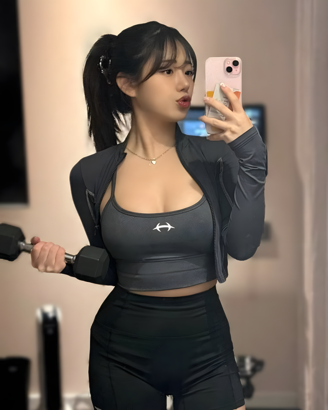 知性又迷人，健身美女的绝美自拍照！ - 炫图天下