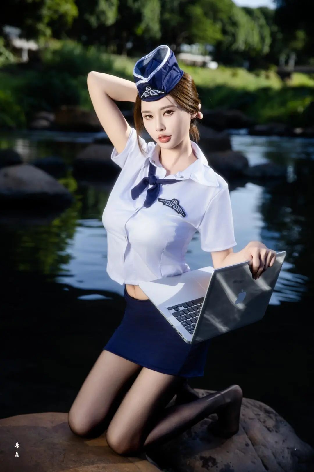 溪流边：美女化身性感秘书，cosplay下的迷人魅力与专业风采完美融合 - 炫图天下