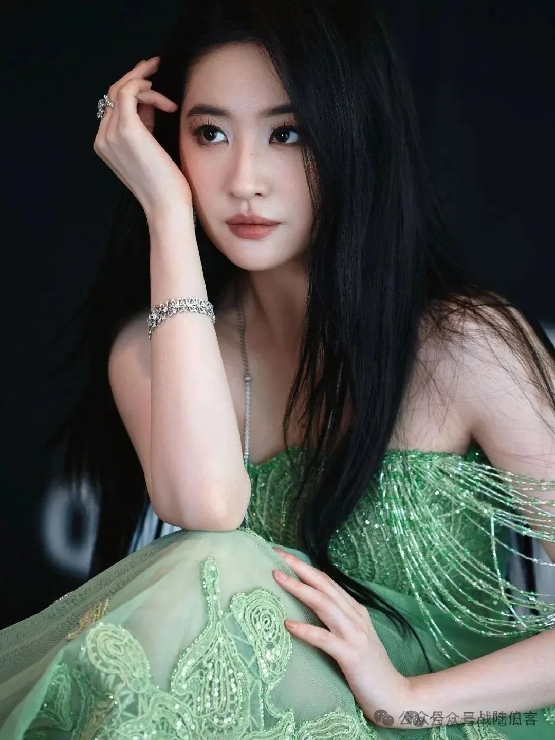 刘亦菲——绿罗裙充满生机，展现出既性感又优雅的气质，每一张都像一幅画 - 炫图天下